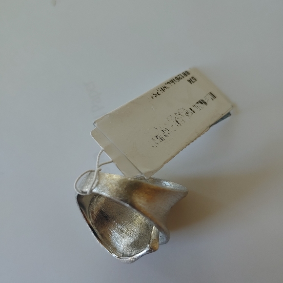 Ring - Picture 3 of 5